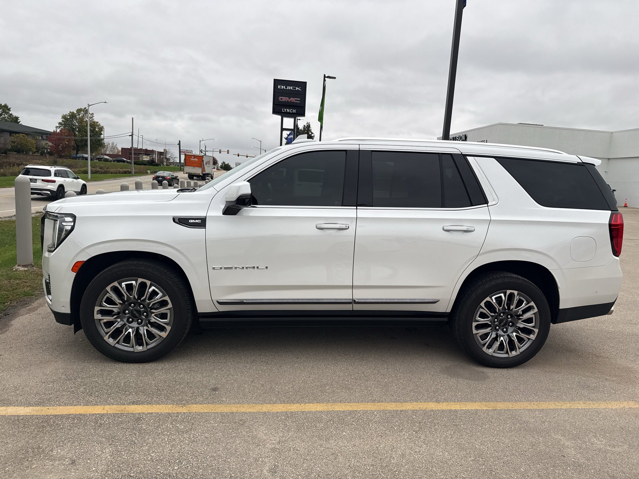 Used 2023 GMC Yukon Denali Ultimate AWD/4WD image 2