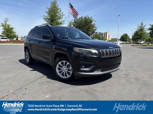 Used 2019 Jeep Cherokee Latitude w/ Cold Weather Group AWD/4WD image 1