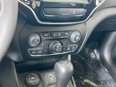 Used 2022 Jeep Cherokee Limited AWD/4WD image 15