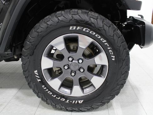 Used 2018 Jeep Wrangler Unlimited Sahara w/ Dual Top Group AWD/4WD image 5