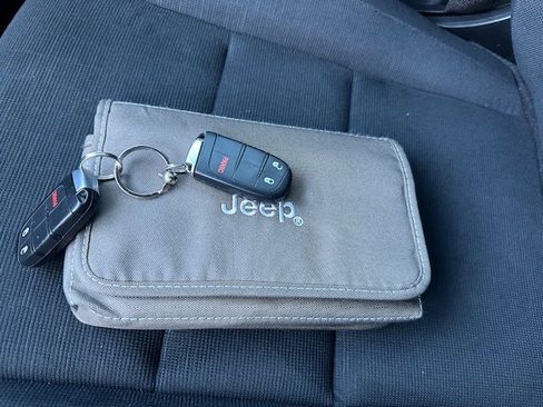 Used 2017 Jeep Grand Cherokee Laredo w/ Quick Order Package 2BE RWD image 31