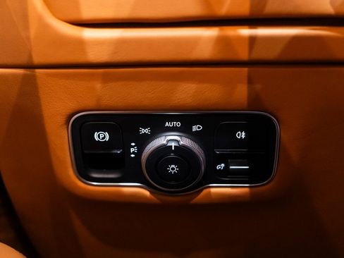 Used 2024 Aston Martin DB12 Convertible image 29