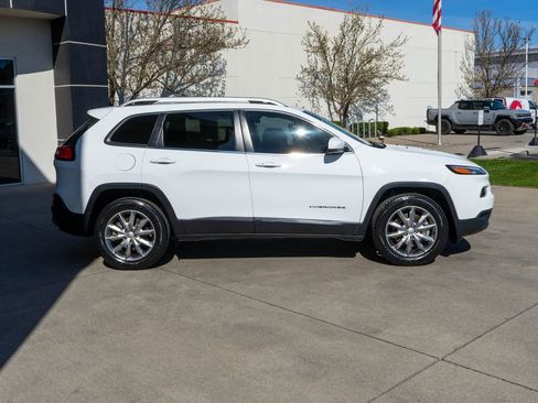Used 2018 Jeep Cherokee Limited w/ Luxury Group AWD/4WD image 8
