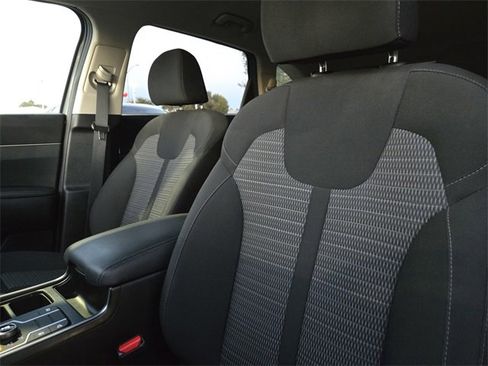 Used 2023 Kia Sorento LX image 13