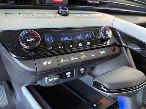 Used 2025 Hyundai Elantra Limited image 30
