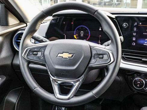 Used 2025 Chevrolet Trax LT w/ LT Convenience Package image 16