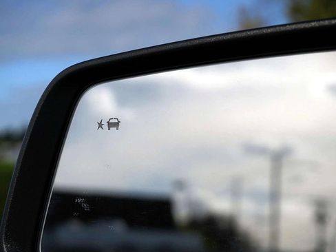 Used 2023 GMC Acadia SLT image 30