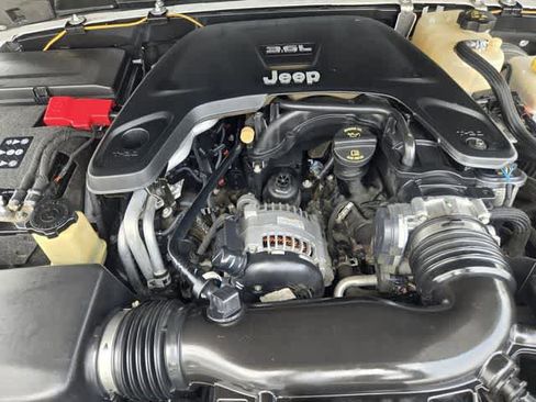 Used 2018 Jeep Wrangler Unlimited Sahara AWD/4WD image 8