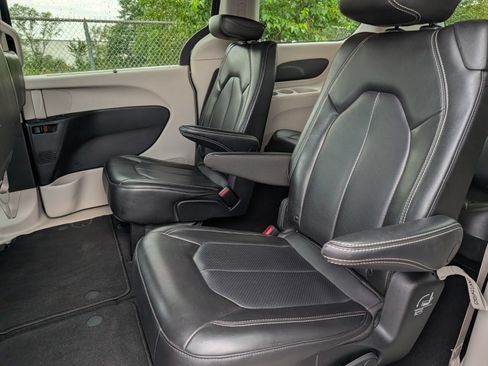 Used 2023 Chrysler Pacifica Touring-L FWD image 18