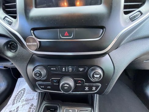 Used 2019 Jeep Cherokee Latitude w/ Popular Appearance Group FWD image 19