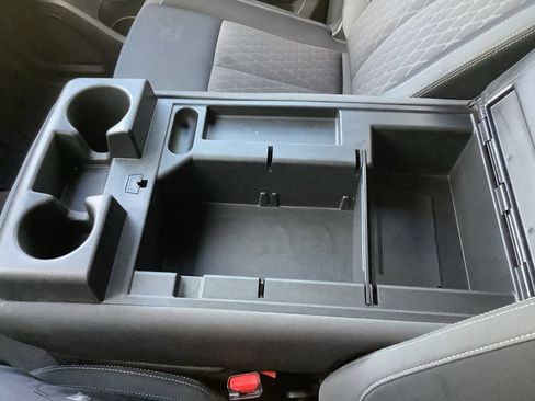 Used 2024 Nissan Titan SV image 23