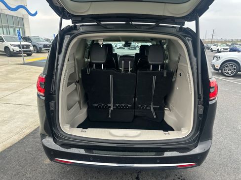 Used 2024 Chrysler Pacifica Touring-L image 13
