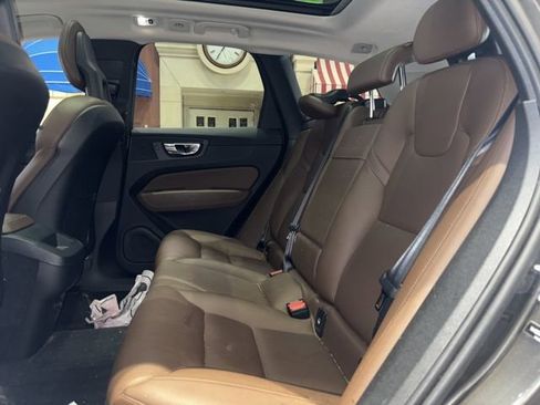 Used 2018 Volvo XC60 T5 Momentum w/ Vision Package image 14