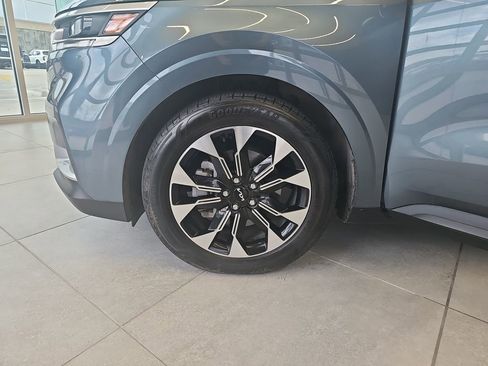 Used 2024 Kia Carnival EX image 32