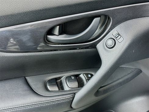 Used 2019 Nissan Rogue S image 17