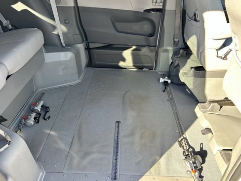 Used 2018 Toyota Sienna XLE Premium image 5