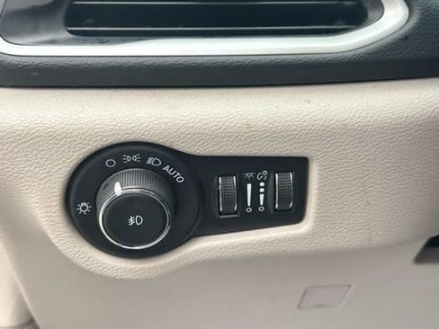 Used 2023 Chrysler Pacifica Touring-L image 21