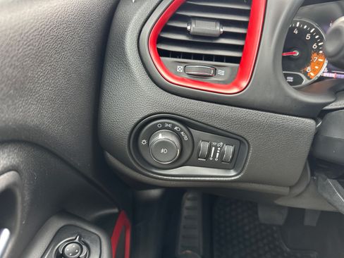 Used 2017 Jeep Renegade Trailhawk AWD/4WD image 19