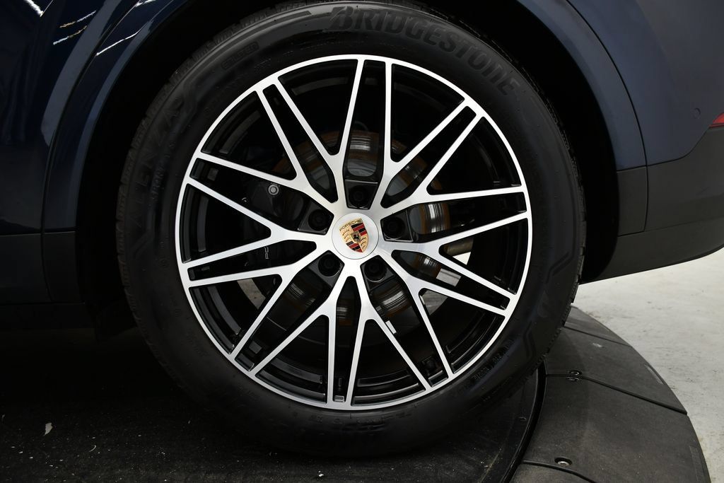 Certified 2025 Porsche Cayenne AWD/4WD image 14