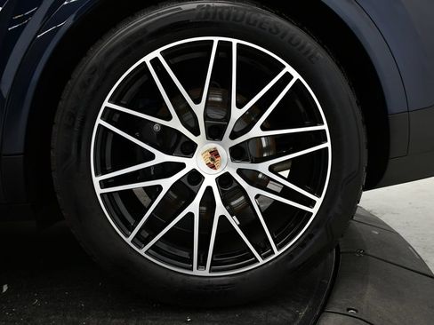 Certified 2025 Porsche Cayenne AWD/4WD image 14
