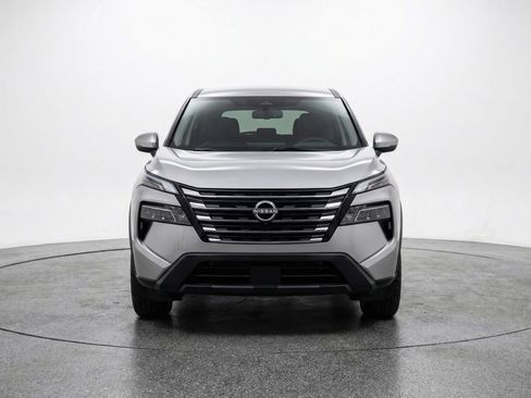 Used 2025 Nissan Rogue SV image 2