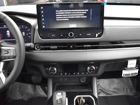New 2025 Mitsubishi Outlander SE image 16