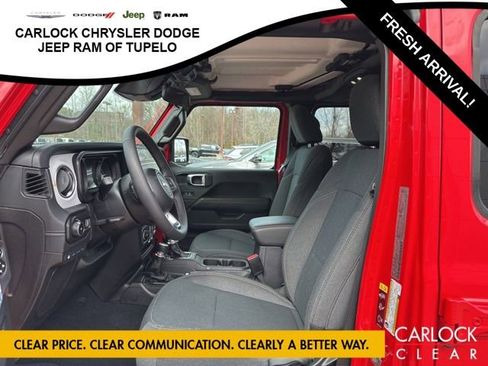 Used 2025 Jeep Wrangler Sahara image 12