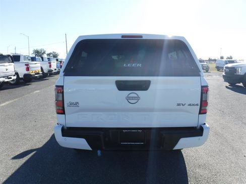 Used 2022 Nissan Frontier SV w/ Technology Package image 6