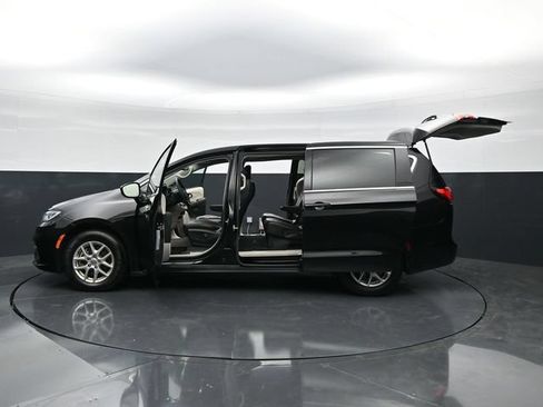 Used 2024 Chrysler Pacifica Touring-L FWD image 48