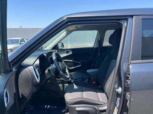 Used 2025 Kia Soul LX w/ LX Technology Package FWD image 25
