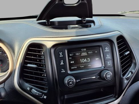 Used 2016 Jeep Cherokee Sport FWD image 5