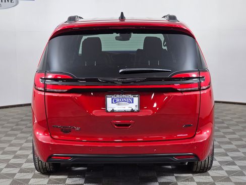 New 2026 Chrysler Pacifica Select image 3