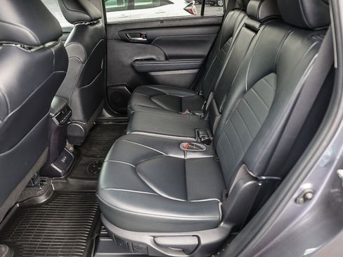 Used 2023 Toyota Highlander XLE FWD image 10