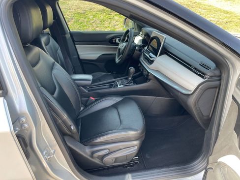 Used 2025 Jeep Compass Limited image 38