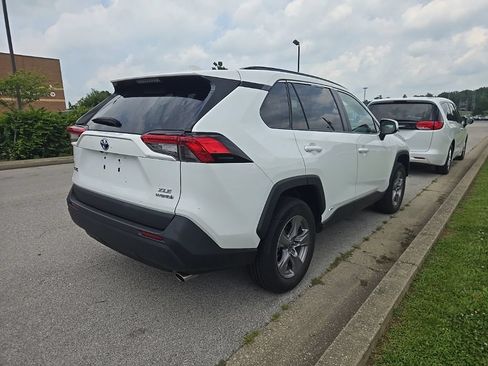 Used 2022 Toyota RAV4 XLE w/ Convenience Package AWD/4WD image 3