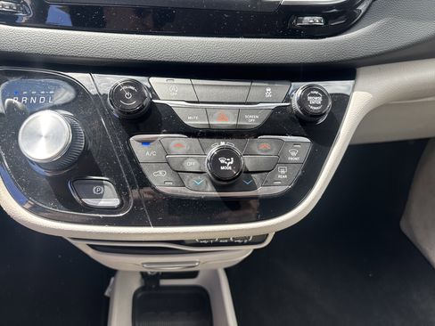 Used 2023 Chrysler Voyager LX image 26