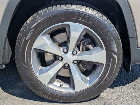 Used 2019 Jeep Cherokee Limited w/ Technology Group AWD/4WD image 11