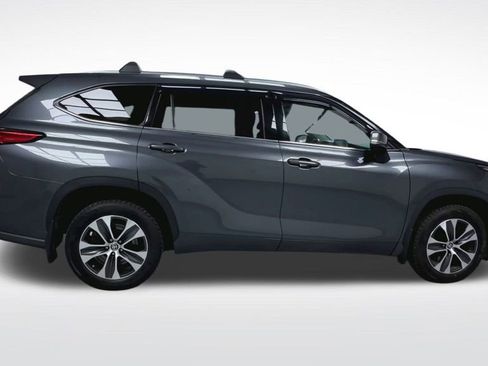 Used 2020 Toyota Highlander XLE image 25