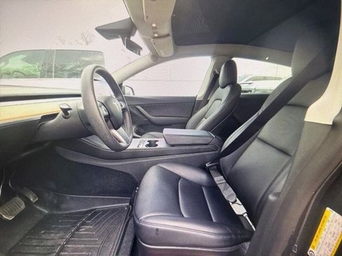 Used 2022 Tesla Model Y Long Range image 10