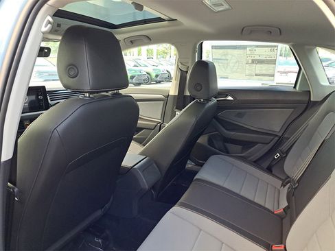 Used 2025 Volkswagen Jetta SE w/ Sunroof Package image 5