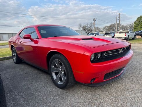 Used 2018 Dodge Challenger SXT image 3