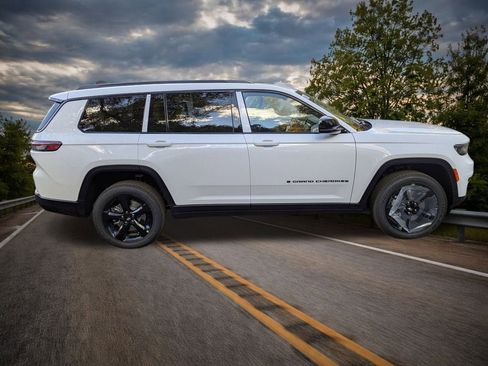 New 2025 Jeep Grand Cherokee L Altitude image 2