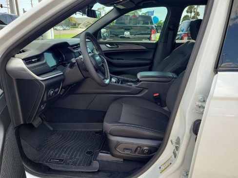 Used 2025 Jeep Grand Cherokee Laredo RWD image 18