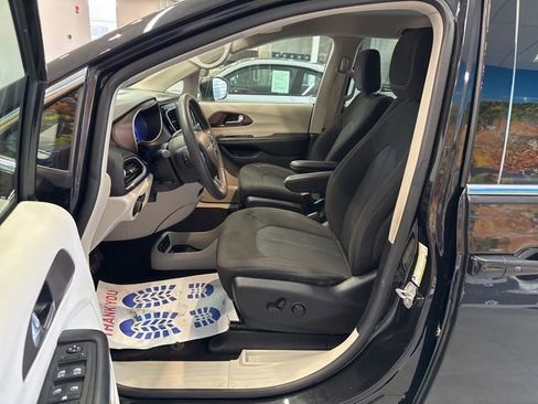 Used 2022 Chrysler Voyager LX image 21