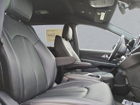 New 2026 Chrysler Pacifica Select image 31