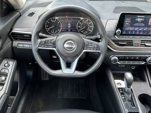 Used 2025 Nissan Altima 2.5 SV FWD image 18