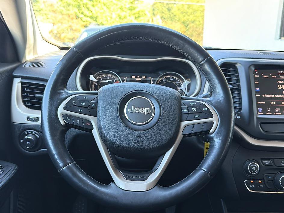 Used 2016 Jeep Cherokee Latitude w/ Cold Weather Group AWD/4WD image 13