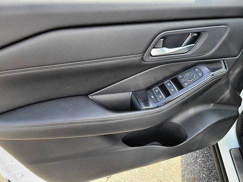 Certified 2024 Nissan Rogue SL image 9