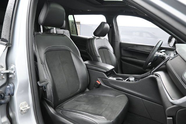 Used 2023 Jeep Grand Cherokee L Altitude AWD/4WD image 30