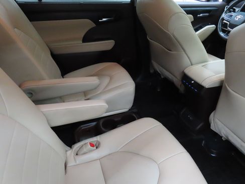 Used 2022 Toyota Highlander XLE AWD/4WD image 25